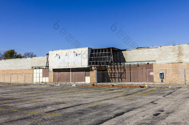 印第安纳波利斯东侧的废弃商店。 许多社区对抗枯萎病和<strong>贫困</strong>