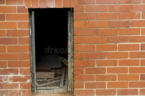 地下室大门和老式红砖墙