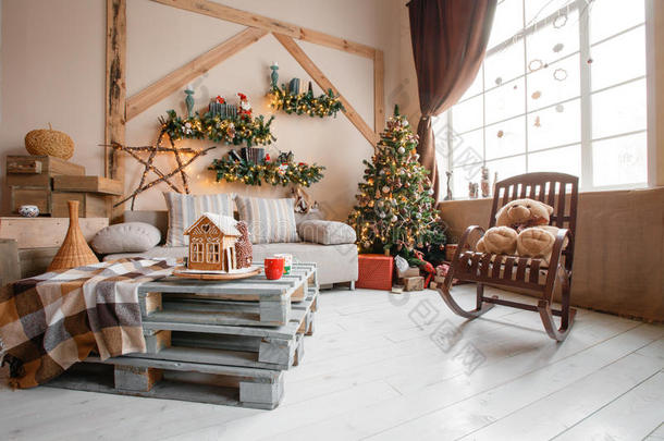 室内现代<strong>家居</strong>客厅的平静形象装饰圣诞树和礼物，<strong>沙发</strong>，桌子上盖着毯子。