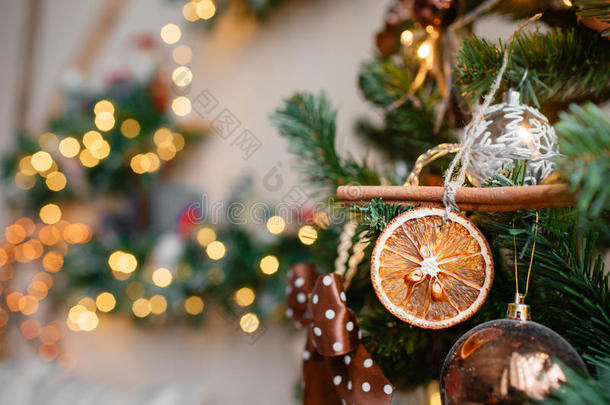 装饰肉桂和<strong>干果</strong>特写。 装饰圣诞树在模糊，闪闪发光的仙女背景上