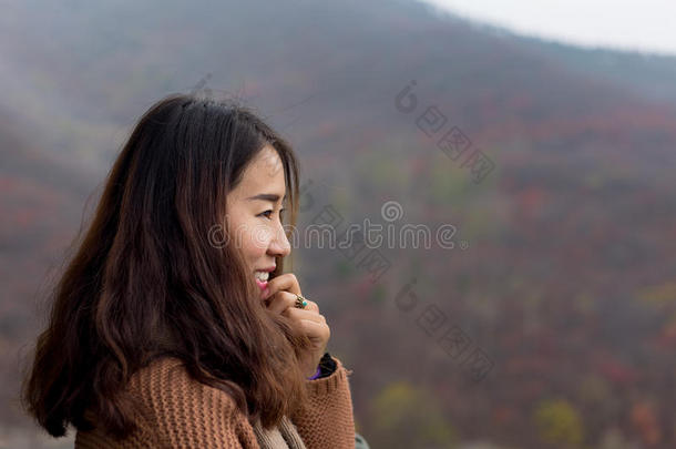 中国济南红叶谷的中国女孩