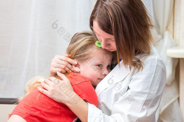 医生拥抱和拥抱那个生病的小女孩