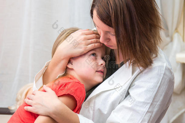 医生拥抱和拥抱那个生病的小女孩