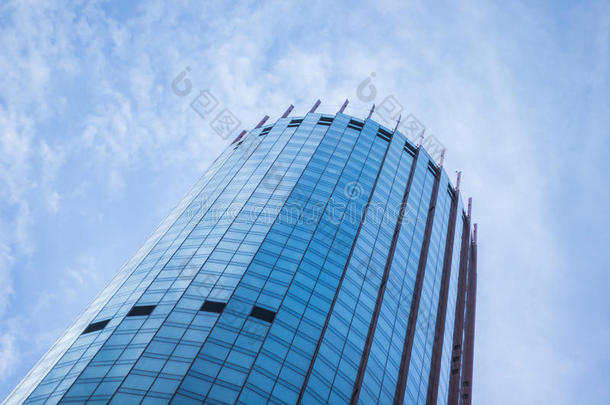 蓝色摩天大楼正面。 办公楼。 摩天大楼的现代玻璃轮廓