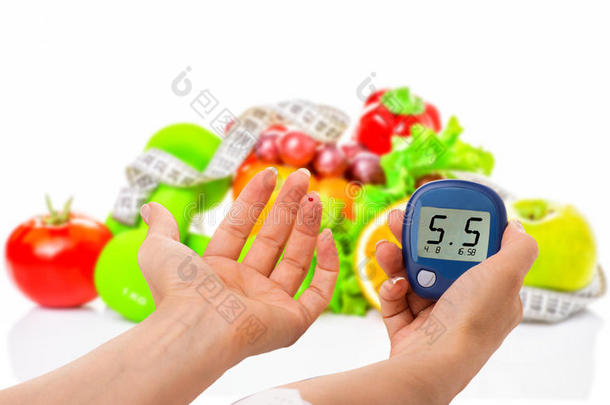 葡萄糖水平和健康有机食品的血糖仪在白色背景上。 糖尿病的概念