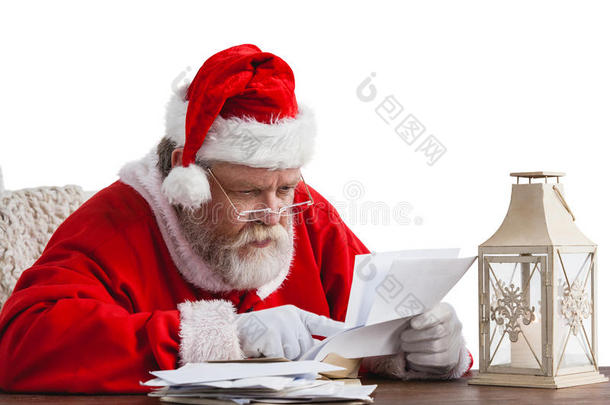 圣诞老人在读<strong>一封信</strong>