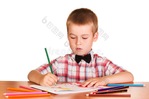 可爱的<strong>小学生</strong>用彩色铅笔在相册上<strong>画画</strong>。