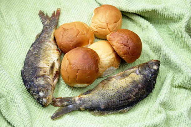五个面包和两条<strong>鱼</strong>