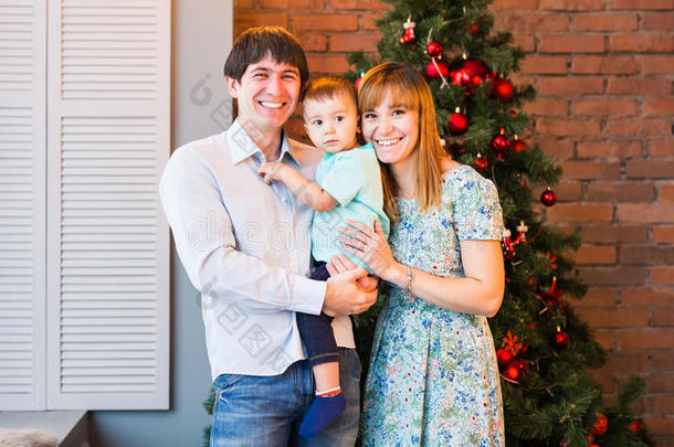 圣诞家庭肖像在家庭假日客厅，房子装饰圣诞树