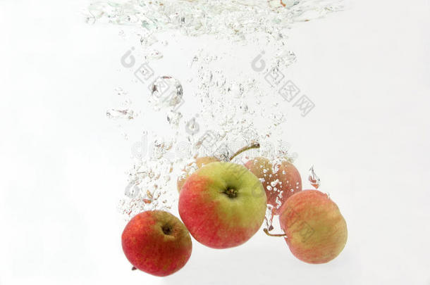 苹果掉进水里了