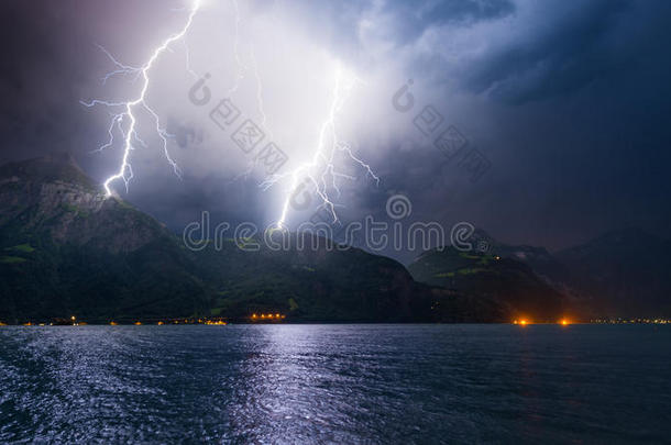 雷雨伴闪电