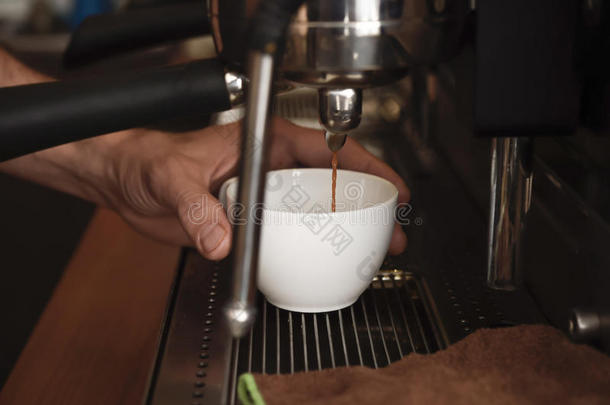 咖啡师关闭双手，在咖啡店准备美味的咖啡奶油操作机