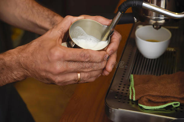 咖啡师关闭双手，在咖啡店准备美味的咖啡奶油操作机