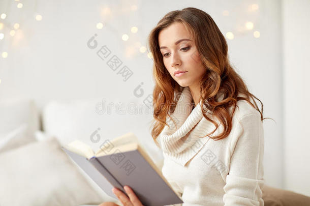年轻女子在家看书