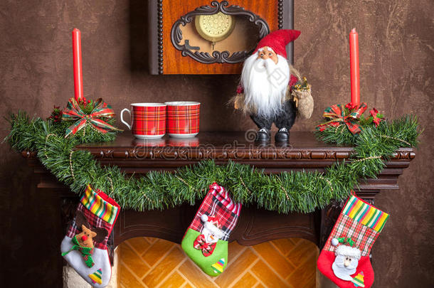 壁炉蜡烛、花环和袜子的圣诞装饰。
