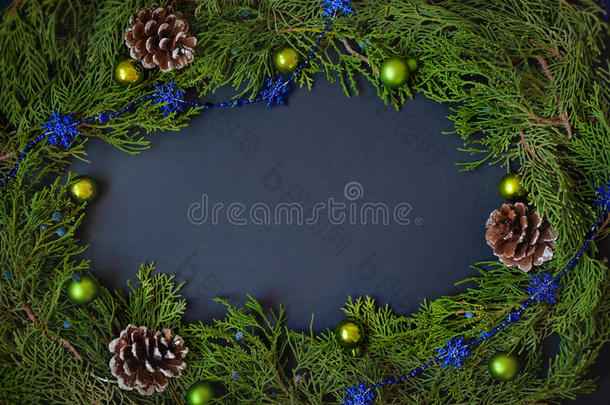 边框，框架从圣诞树树枝与松果和蓝色浆果