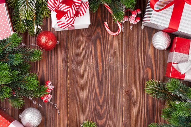 圣诞礼盒，装饰和杉树枝