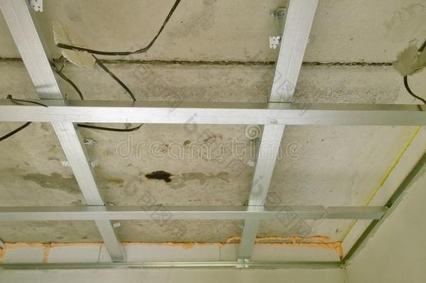 在家施工，<strong>石膏板吊顶</strong>的装修设计