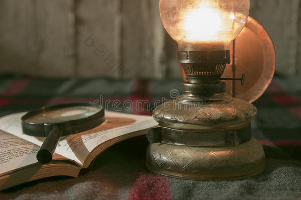 灯和书