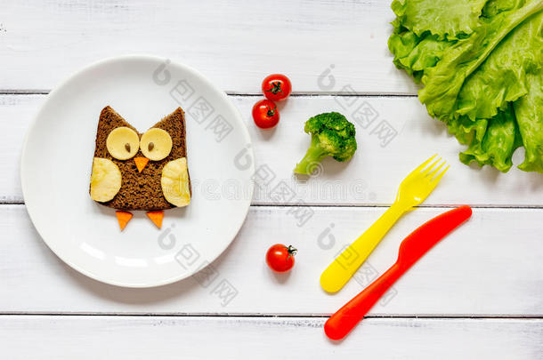 儿童早餐猫头鹰形蔬菜水果三明治