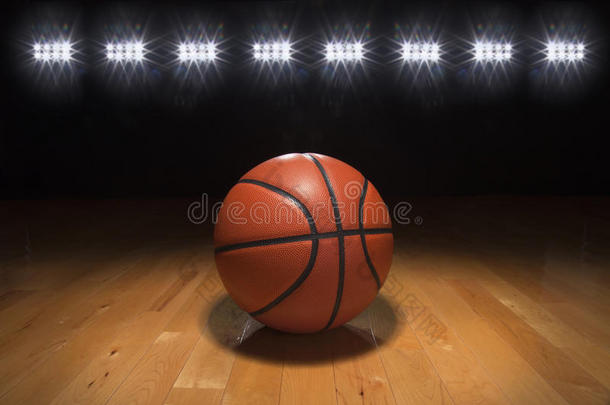 在明亮的灯光下木地板上<strong>打篮球</strong>