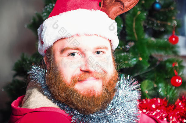 戴着圣诞老人红色西装<strong>的大胡子男人</strong>