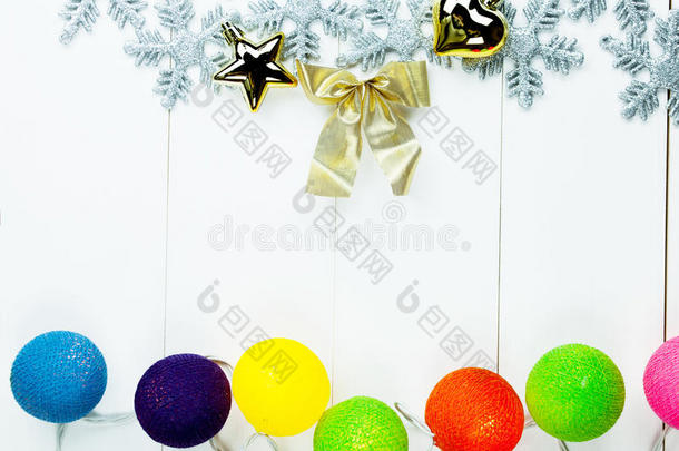 圣诞主题装饰品和彩色球灯在白色<strong>干净</strong>的木头背景上-有复制<strong>空间</strong>