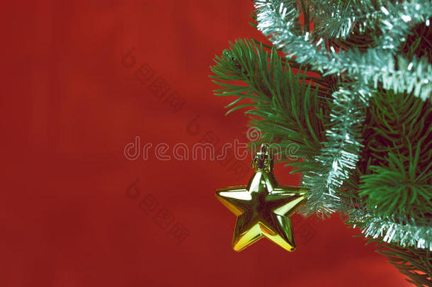 圣诞树的特写装饰在丰富闪亮的红色背景-与合作空间
