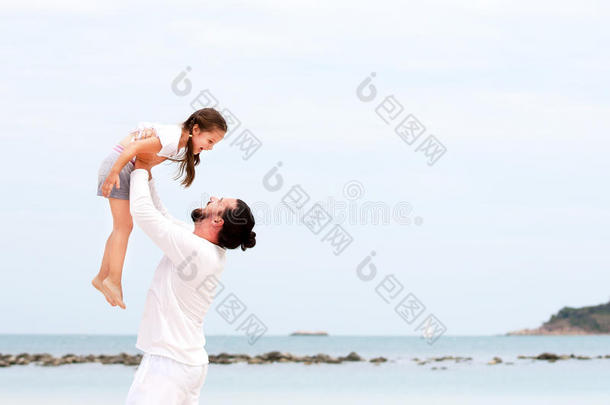 <strong>父亲和女儿</strong>一起走<strong>在</strong>荒芜的热带<strong>海滩</strong>上，快乐的爱情假期