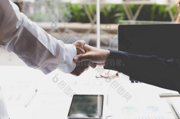 商人握手-团队合作协议收购理念