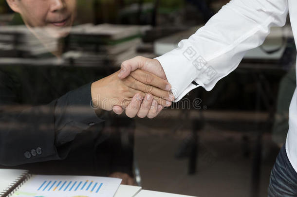 商人握手-团队合作协议收购理念