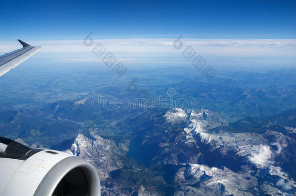 奥地利-2016年10月：从<strong>飞机</strong>上看到的阿尔卑斯山，带有<strong>飞机</strong>涡轮或发动机的<strong>机翼</strong>视图