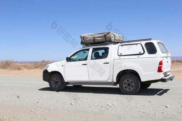 露营<strong>丰田</strong>Hilix4wd屋顶帐篷沙漠，纳米比亚