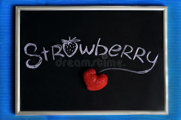 黑板蓝色背景，粉笔字和草莓心形