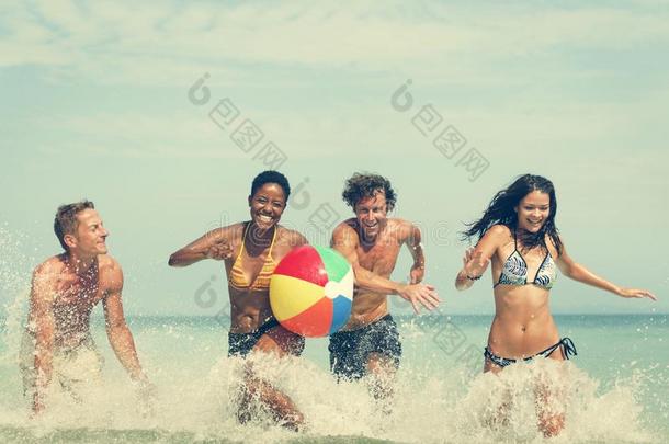 沙滩球阳光假期热带夏季概念