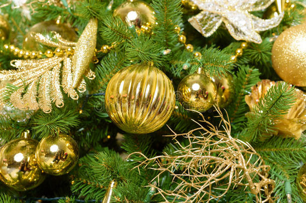 冷杉树上的圣诞球。 新年假期和圣诞节庆祝活动