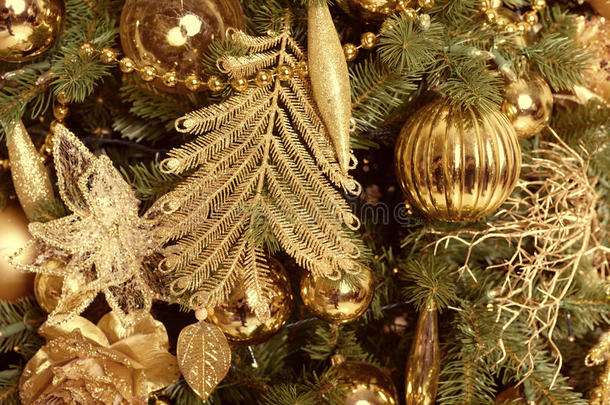 冷杉树上的圣诞球。 新年假期和圣诞节庆祝活动