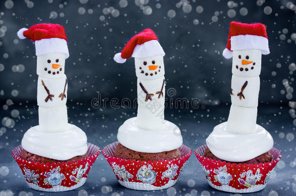 有趣的雪人纸杯蛋糕-圣诞节和新年礼物