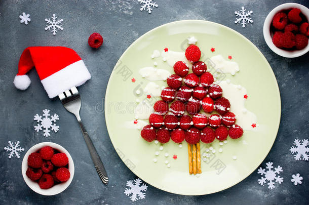 儿童圣诞乐趣食品的想法-树莓圣诞树