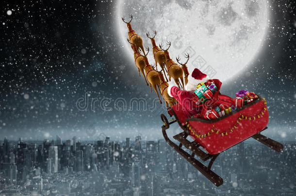 圣诞老人乘坐雪橇带礼品盒的高角度视图的复合图像