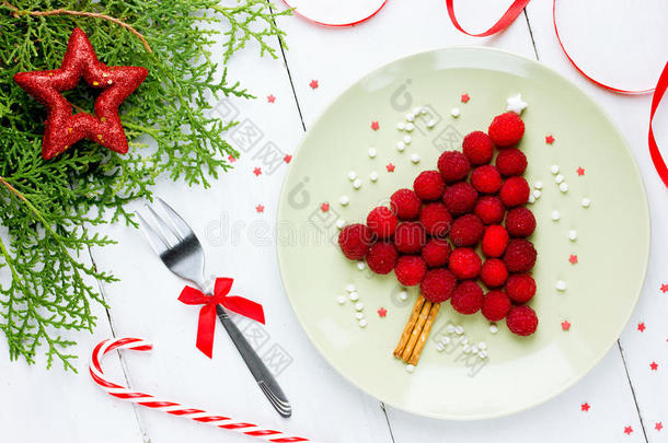 儿童圣诞乐趣食品的想法-树莓圣诞树