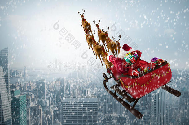 圣诞老人乘坐雪橇带礼品盒的<strong>高角度视图</strong>的复合图像