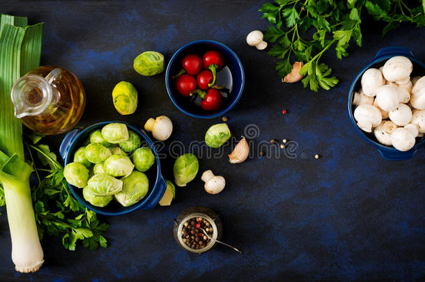饮食菜单。 成分：蔬菜-芽甘蓝，蘑菇，韭菜和草药在黑暗的背景。