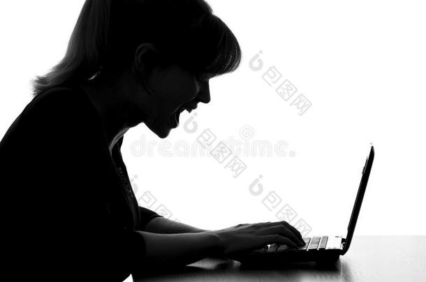 一个戴眼镜的年轻女人的<strong>黑白剪影</strong>被店里的价格震惊了，她看到她坐在家里的电脑上