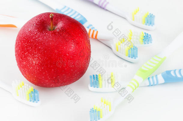 带牙刷的苹果，白色的。牙科护理概念