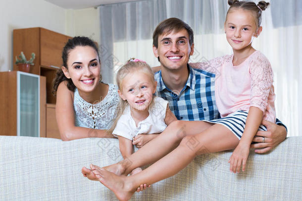 家庭<strong>价值观</strong>：父母与小女孩在室内的肖像