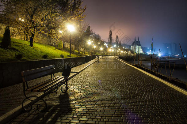 惊人的夜间公园街景与城堡的背景