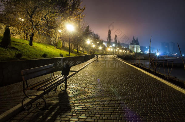 惊人的夜间公园<strong>街景</strong>与城堡的背景