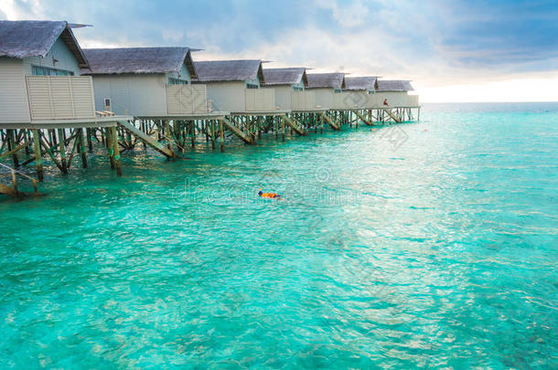 美丽的热带马尔代夫<strong>度假酒店</strong>，有海滩和碧水。