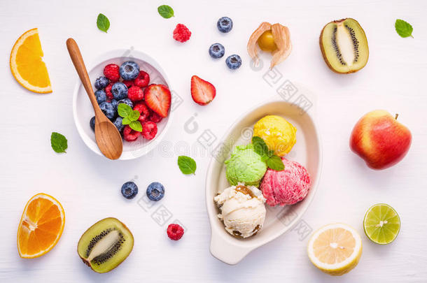 五颜六色的冰淇淋，混合浆果和各种水果树莓